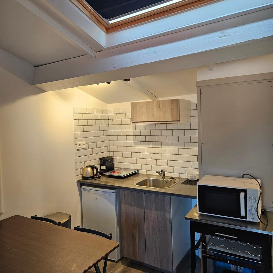 Kitchen or kitchenette, microwave, stove