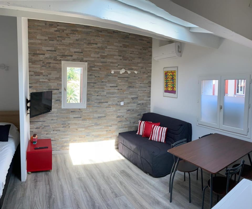 Communal lounge/ TV room, TV and multimedia, Living room, Seating area