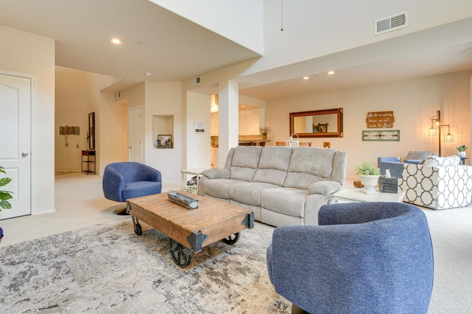 1 Mi to Golf: Lake-View Condo w/ Pool in Chandler! House in Chandler