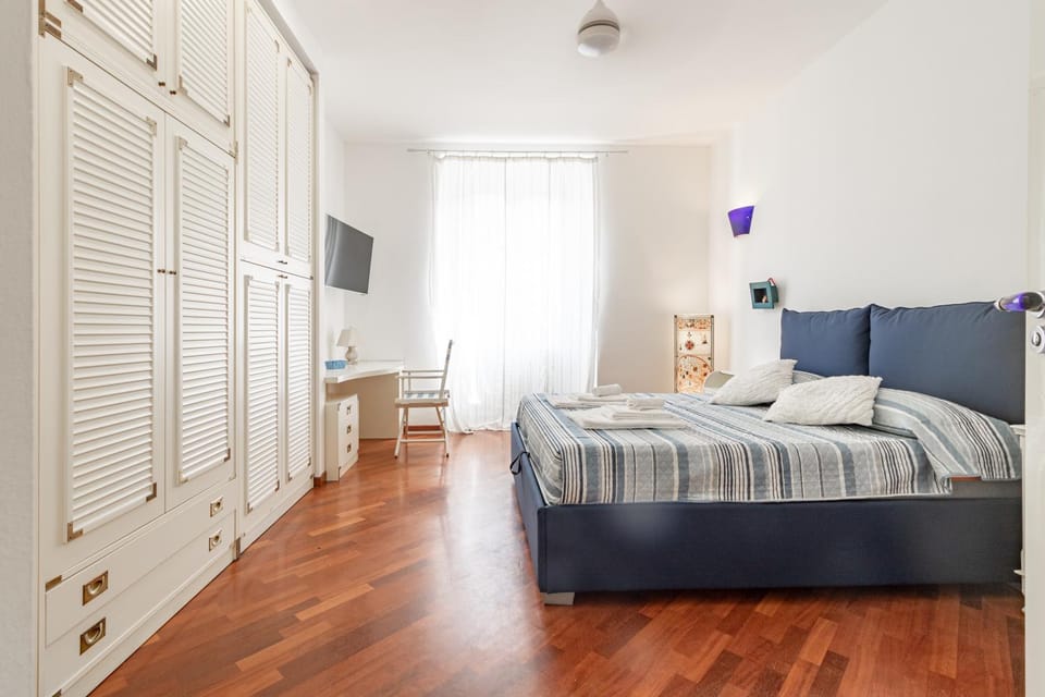 Bed, TV and multimedia, Photo of the whole room, Bedroom, wardrobe
