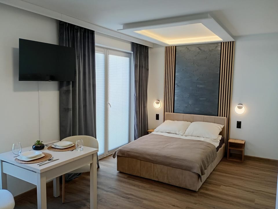 Bed, TV and multimedia, Seating area, Bedroom