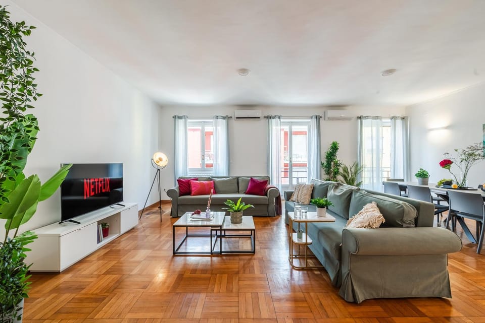 TV and multimedia, Living room, Seating area, Evening entertainment