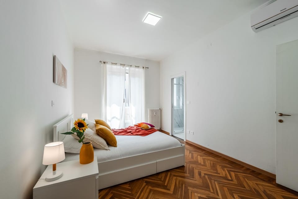 Bed, Photo of the whole room, Bedroom, air conditioner