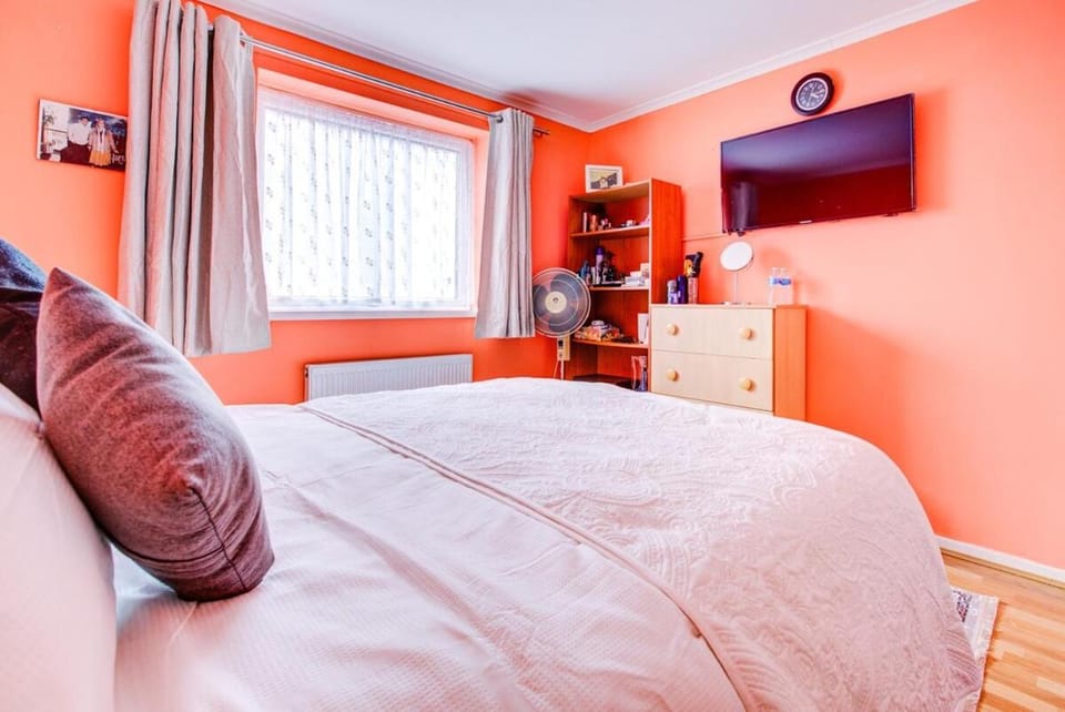 king size bed Apartment in London