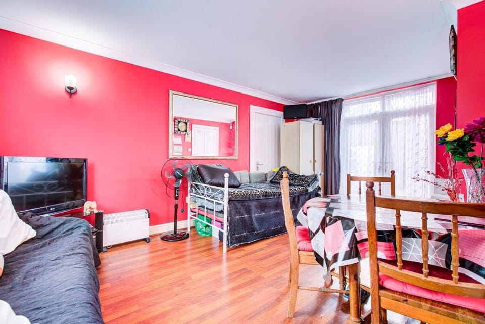 king size bed Apartment in London
