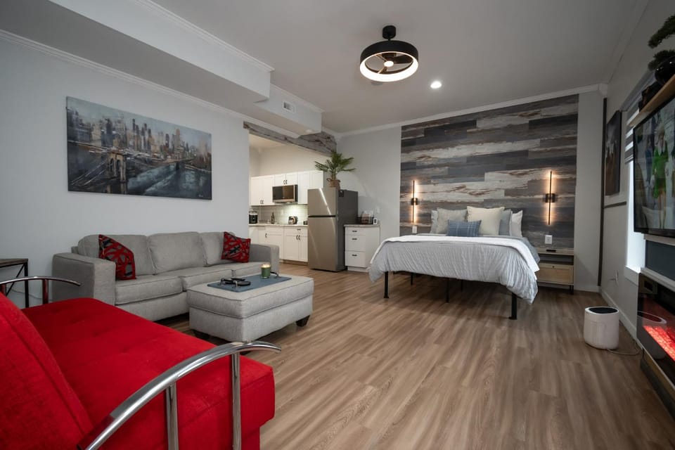 Bed, TV and multimedia, Living room, Photo of the whole room, Seating area, Bedroom