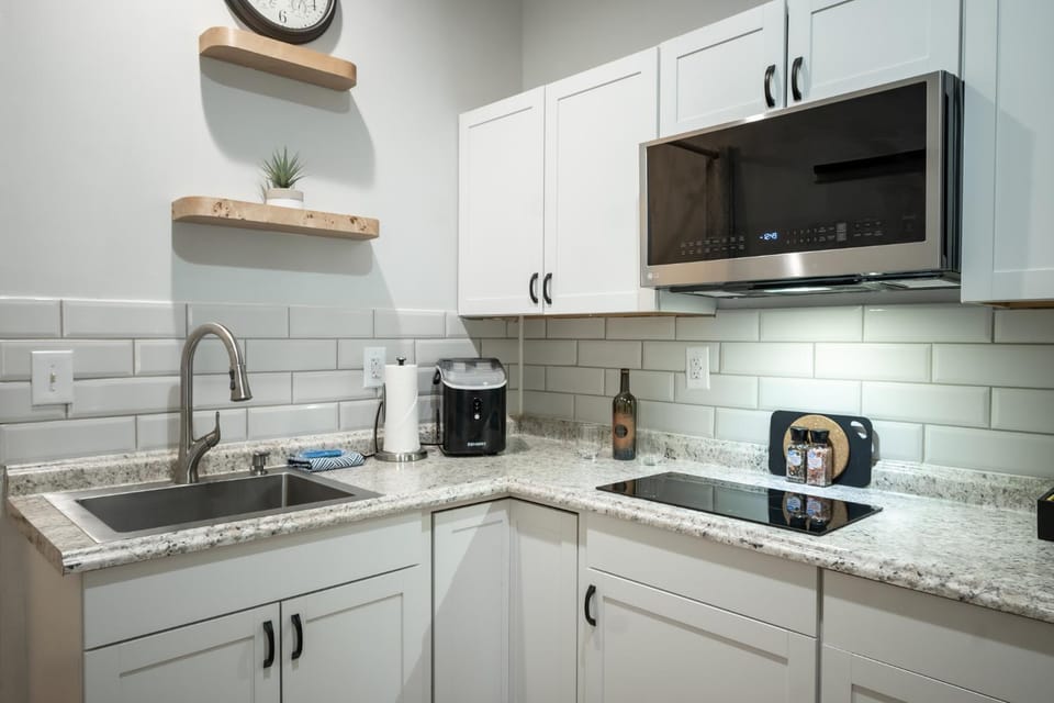 Kitchen or kitchenette, microwave, stove