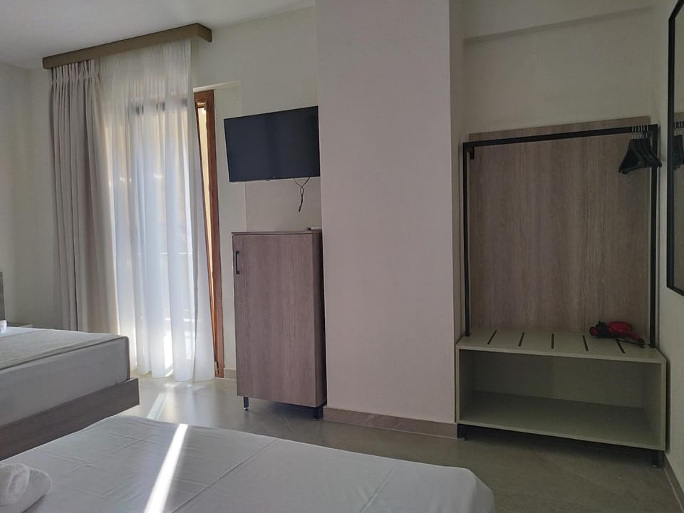 TV and multimedia, Photo of the whole room, Bedroom, wardrobe