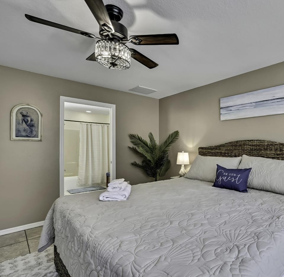 Bed, TV and multimedia, Photo of the whole room, Bedroom, towels, air conditioner