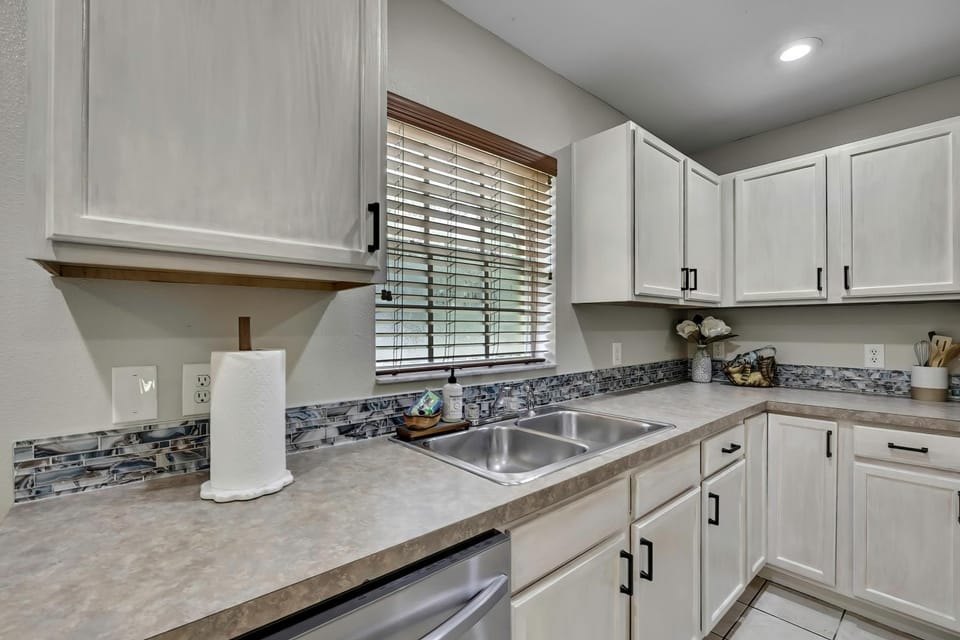 Kitchen or kitchenette, dishwasher, stove