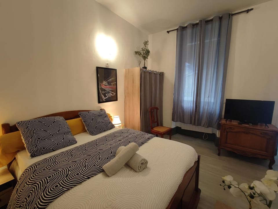 Bed, TV and multimedia, Photo of the whole room, Bedroom