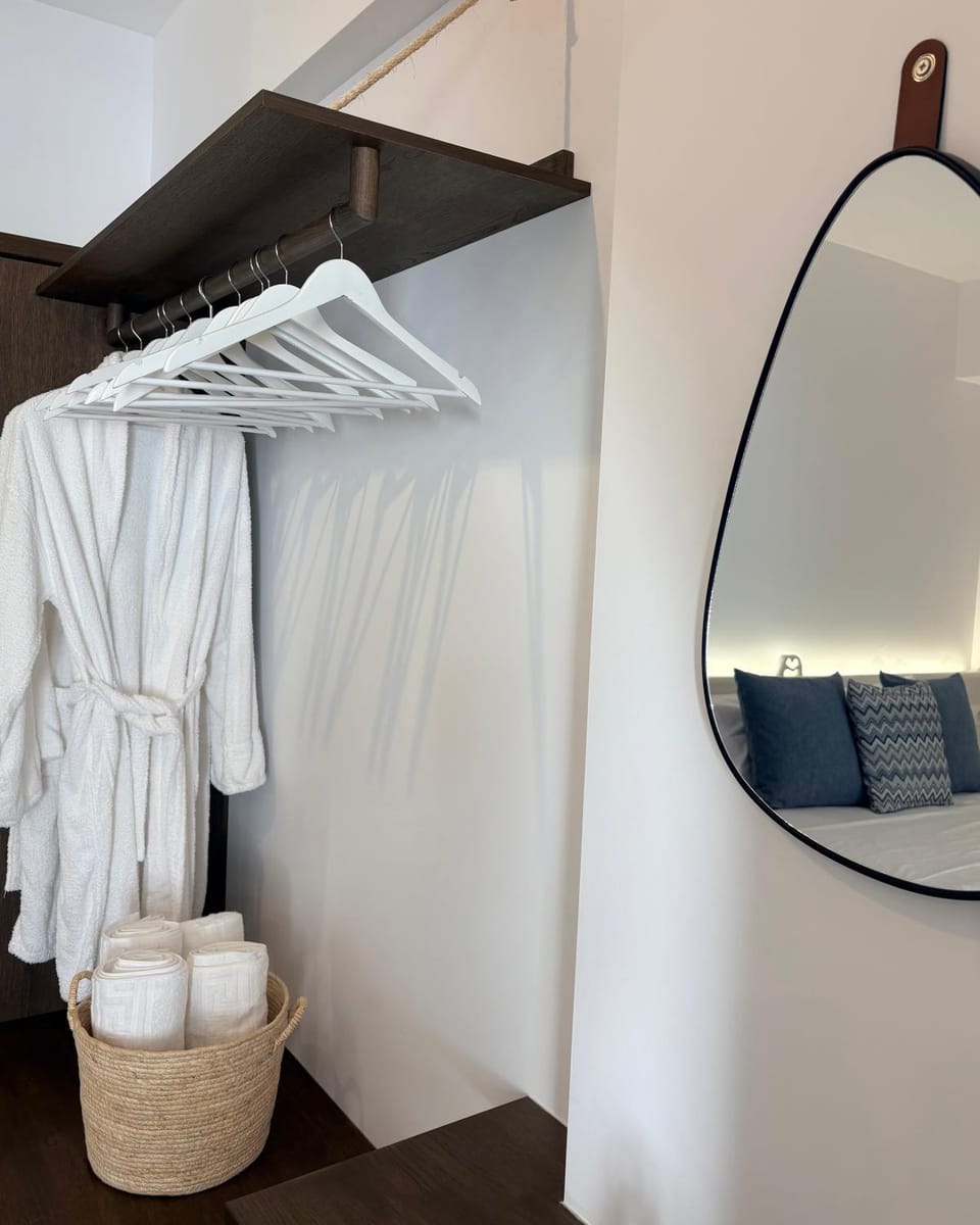 Photo of the whole room, towels, wardrobe