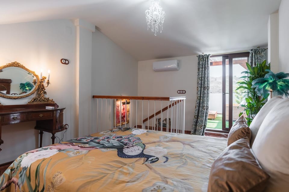 Bed, Living room, Photo of the whole room, Seating area, Bedroom, internet, air conditioner