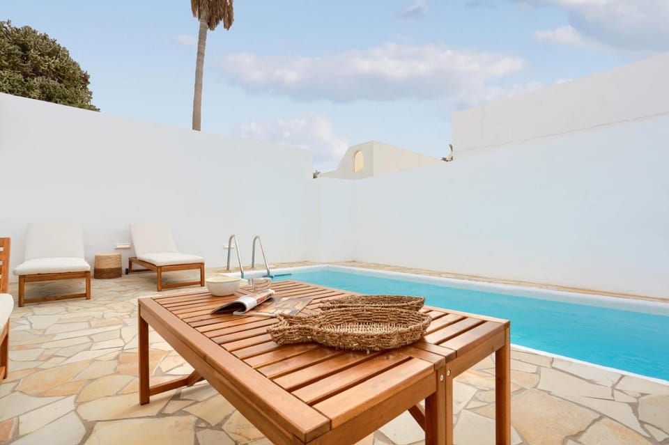 Seating area, Pool view, Swimming pool, sunbed