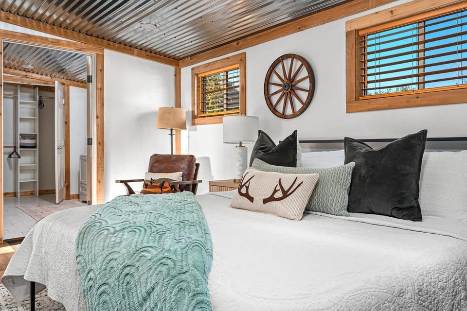 Hollmig Cabin - Private Hot Tub Cabin in Fredericksburg