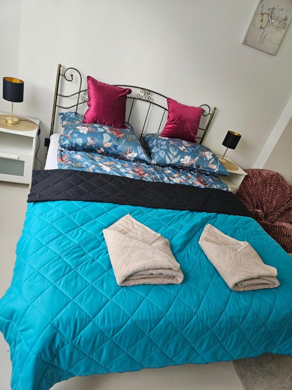 Bed, Photo of the whole room, Bedroom, towels