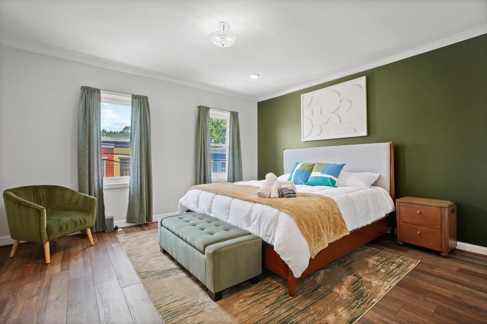 Seating area, Bedroom, storage