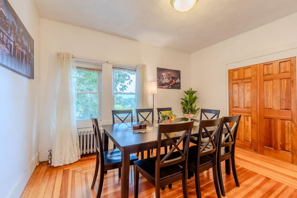 Cozy 4BDR, Tufts, Train, Parking, 10 min to Boston House in Somerville