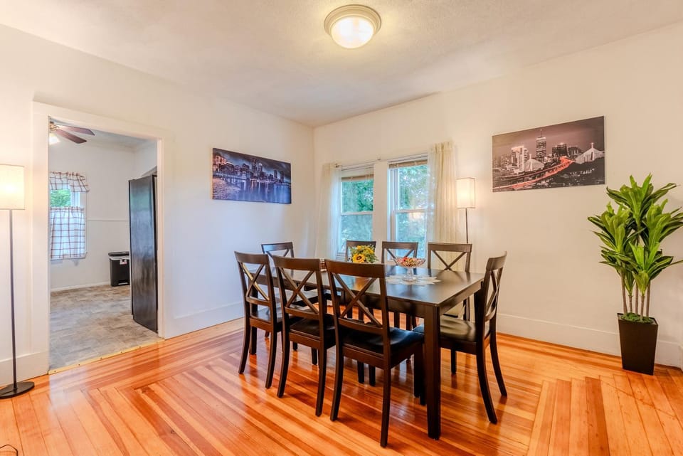 Cozy 4BDR, Tufts, Train, Parking, 10 min to Boston House in Somerville