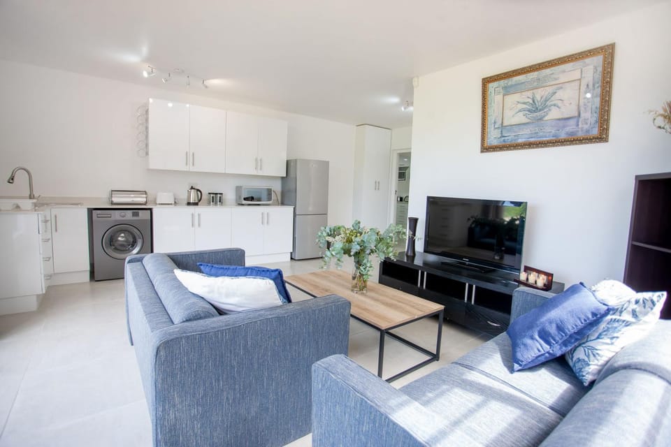 Communal lounge/ TV room, TV and multimedia, Kitchen or kitchenette, Living room, Seating area
