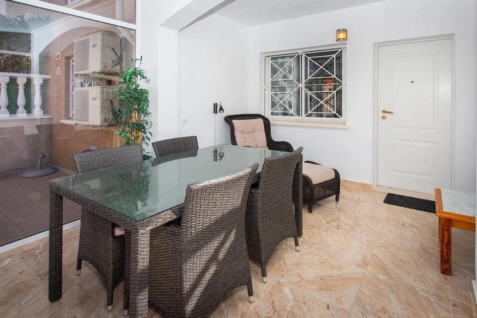 Balcony/Terrace, Lounge or bar, Seating area, Dining area, Quiet street view
