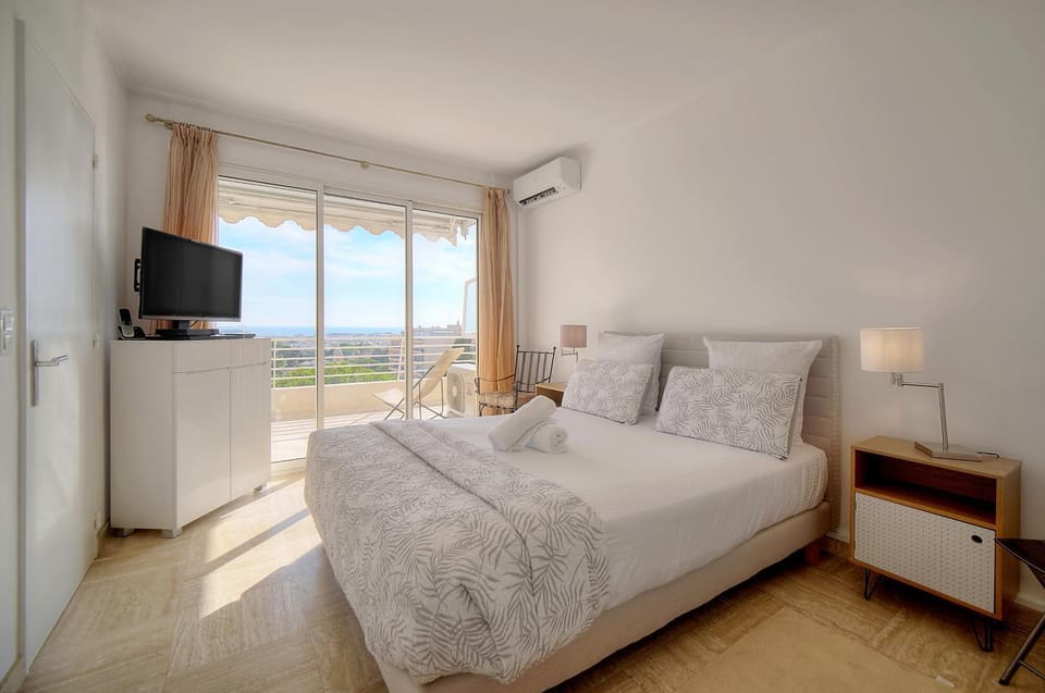 Bed, TV and multimedia, Bedroom