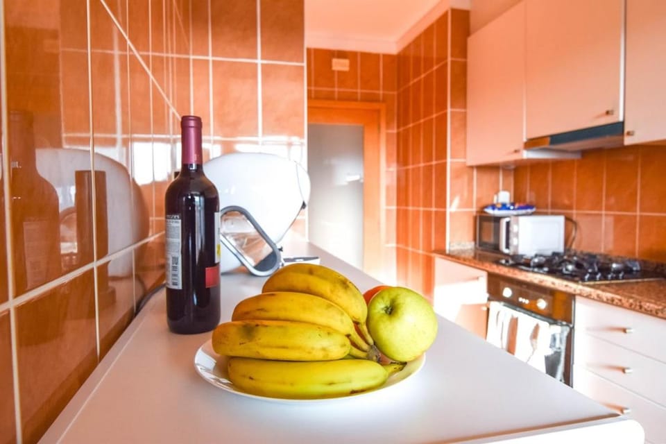 Kitchen or kitchenette, Food and drinks, Food, minibar, stove