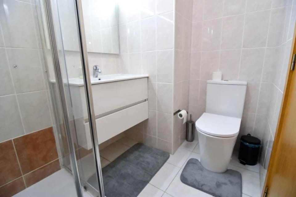 Shower, Toilet, Bathroom, towels