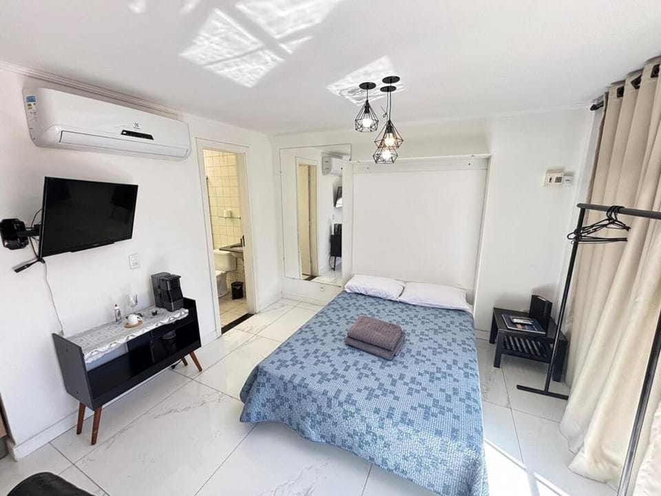 Bed, TV and multimedia, Photo of the whole room, Bedroom, air conditioner