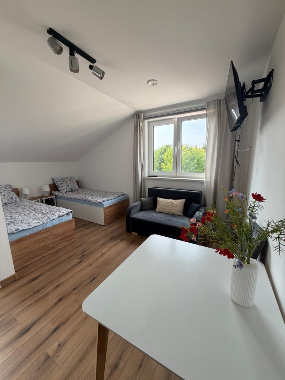 Bed, TV and multimedia, Seating area, Bedroom