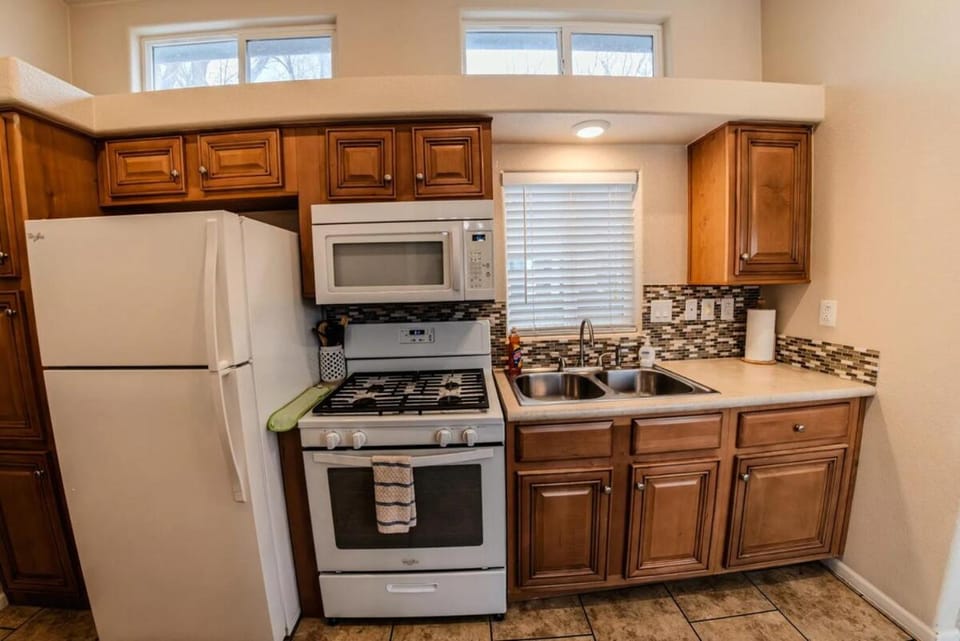 Kitchen or kitchenette, microwave, oven, pet friendly