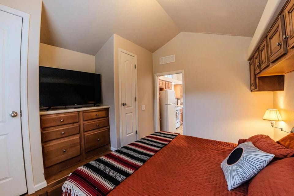 Bed, TV and multimedia, Photo of the whole room, Bedroom, pet friendly