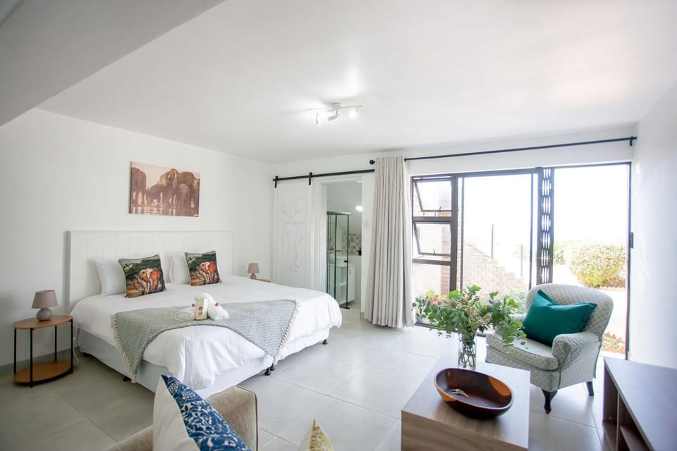 Bed, Photo of the whole room, Seating area, Bedroom, towels