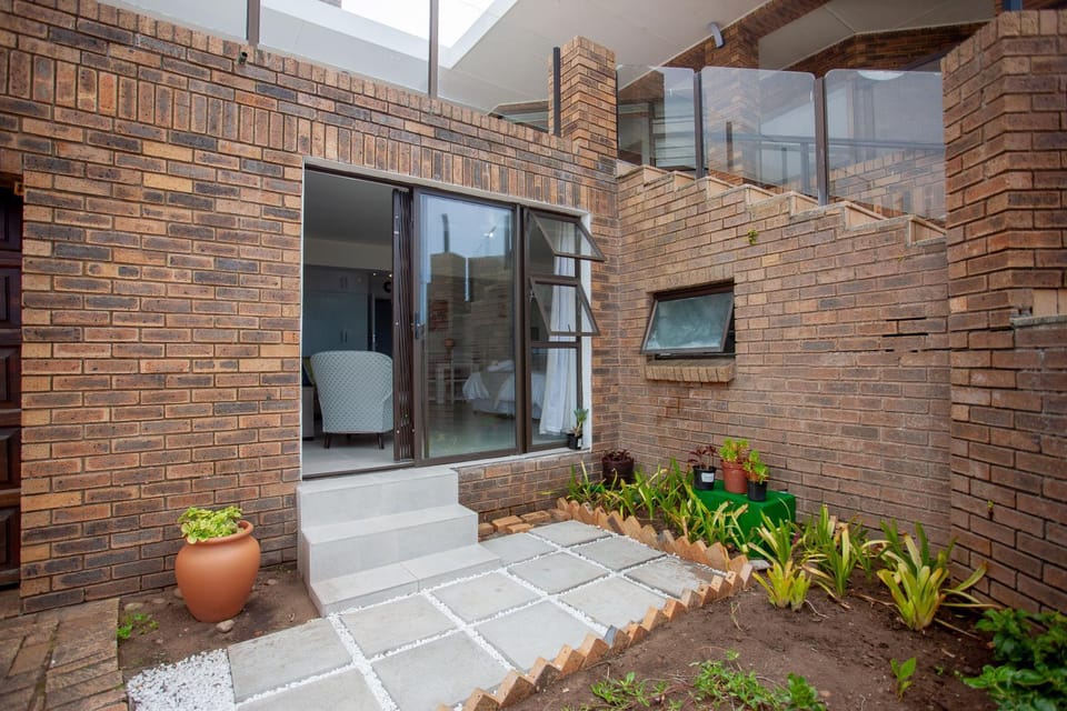 Facade/entrance, Day, Garden