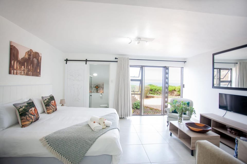 Communal lounge/ TV room, Bed, TV and multimedia, Living room, Photo of the whole room, Seating area, Bedroom, Sea view, towels