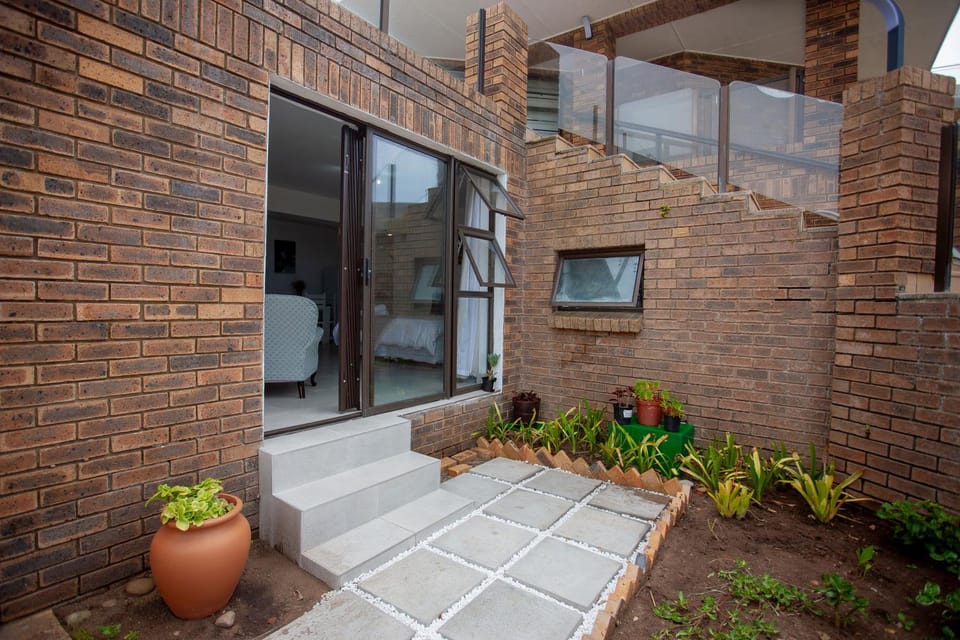 Facade/entrance, Garden