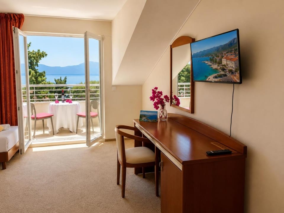 Photo of the whole room, Decorative detail, Bedroom, Text overlay, Sea view, air conditioner