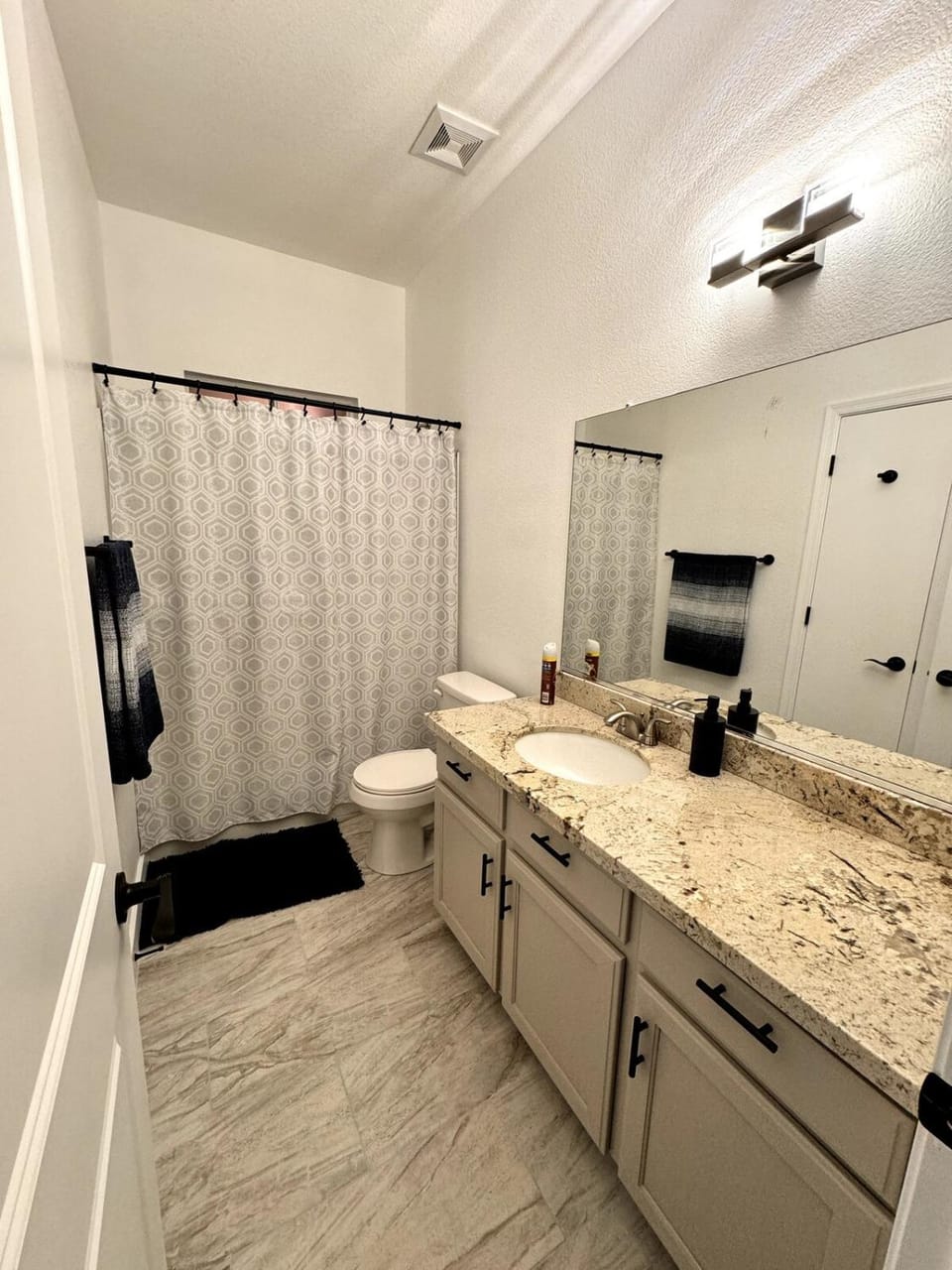Entire home near stadium House in Glendale