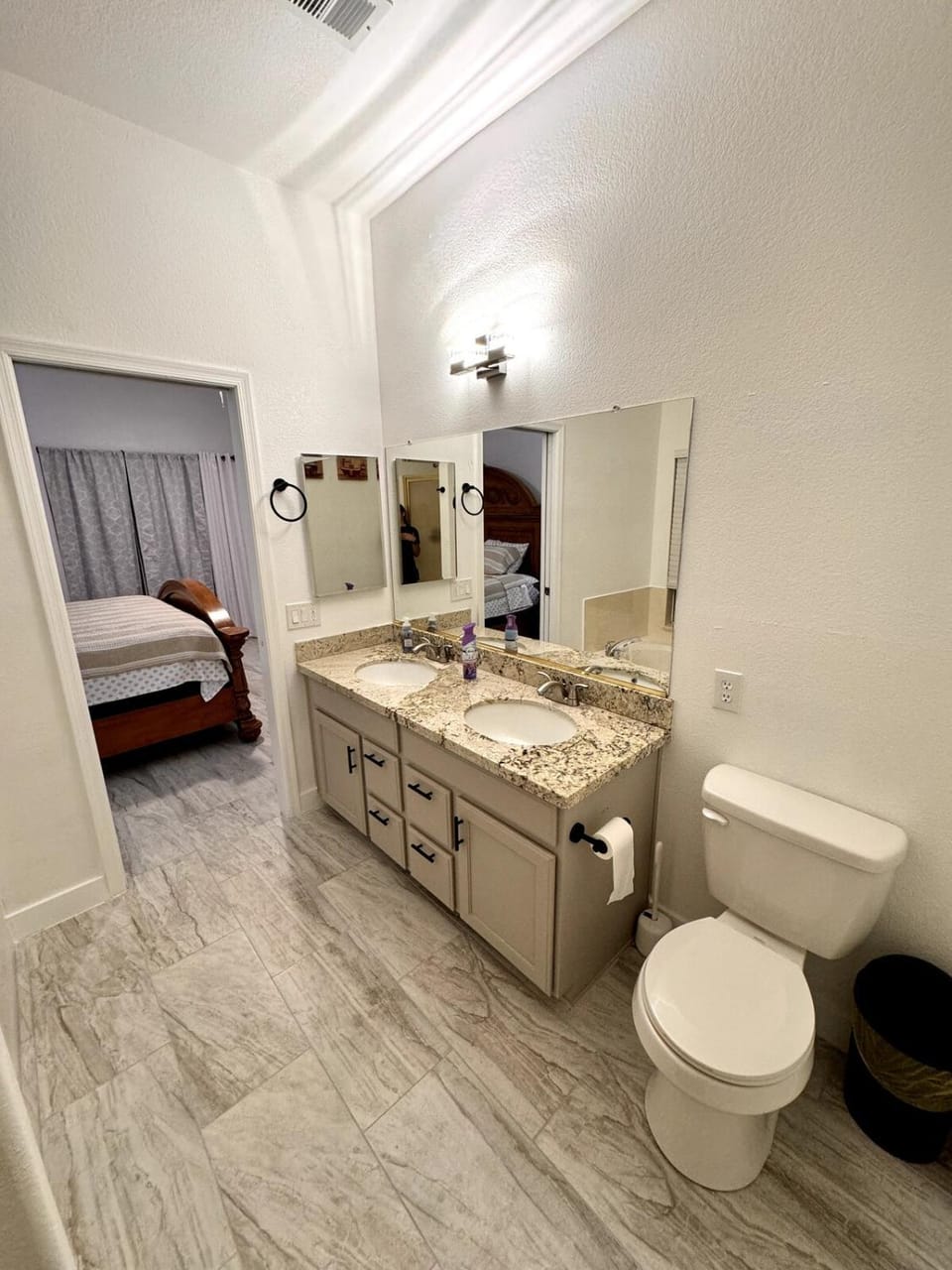 Entire home near stadium House in Glendale