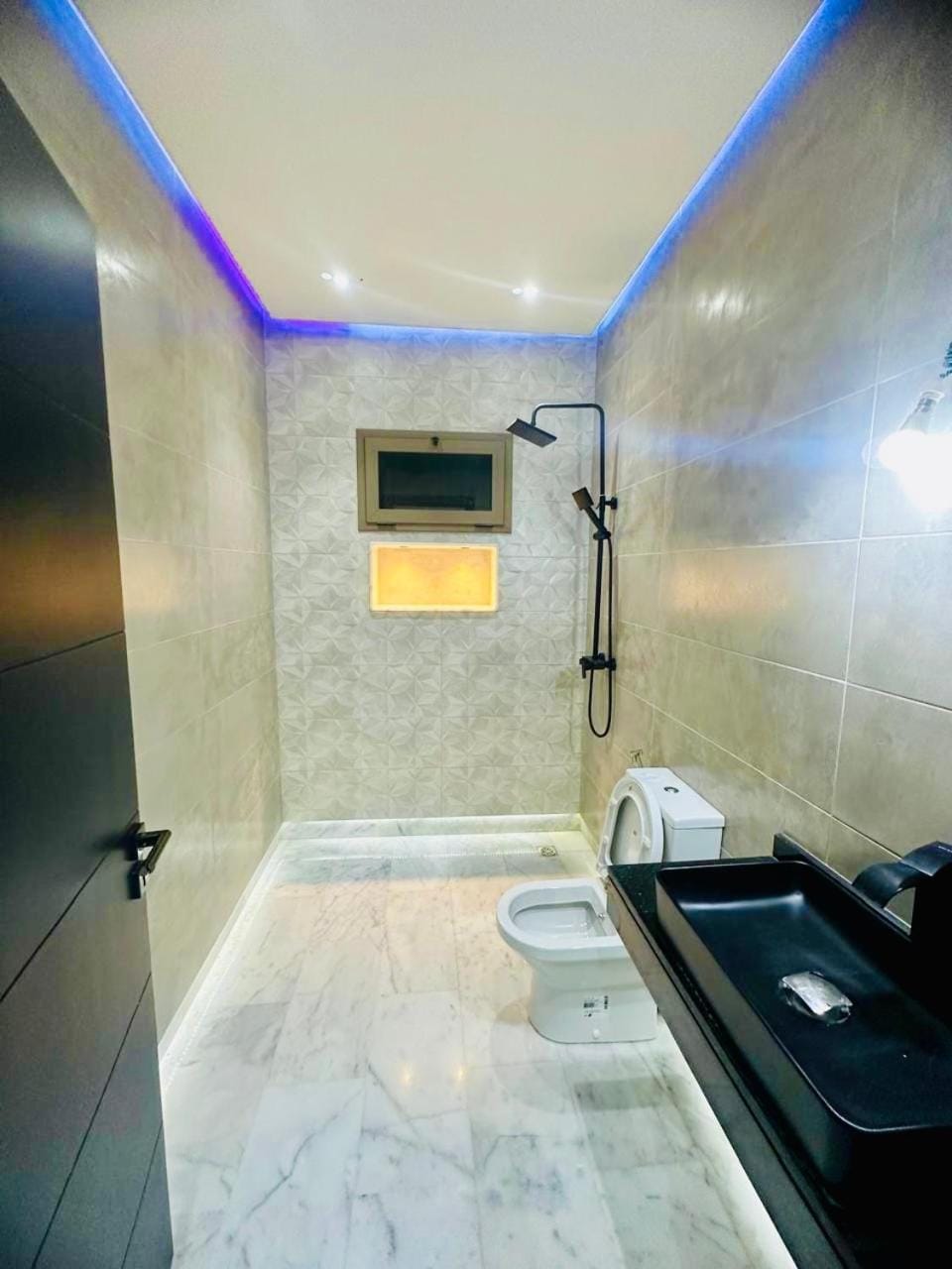 Shower, Toilet, Bathroom, Bath, towels