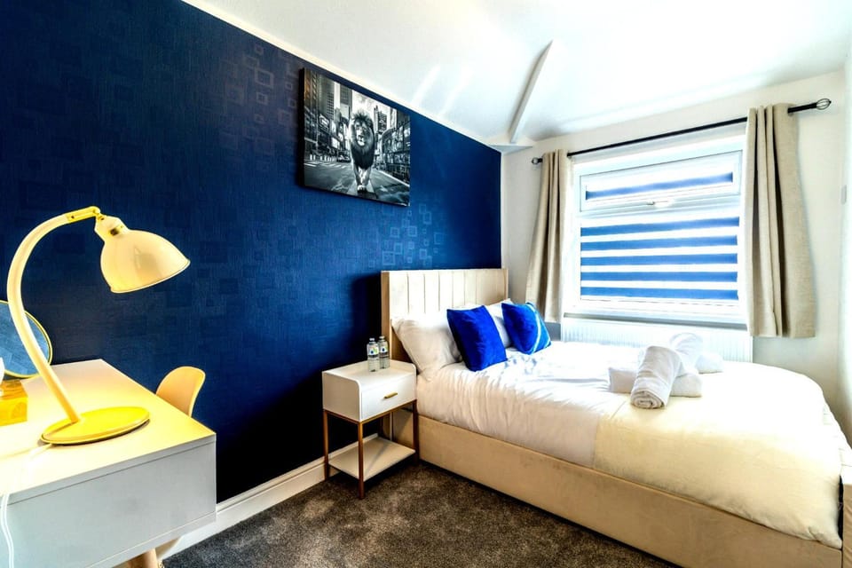 Bed, Photo of the whole room, Bedroom