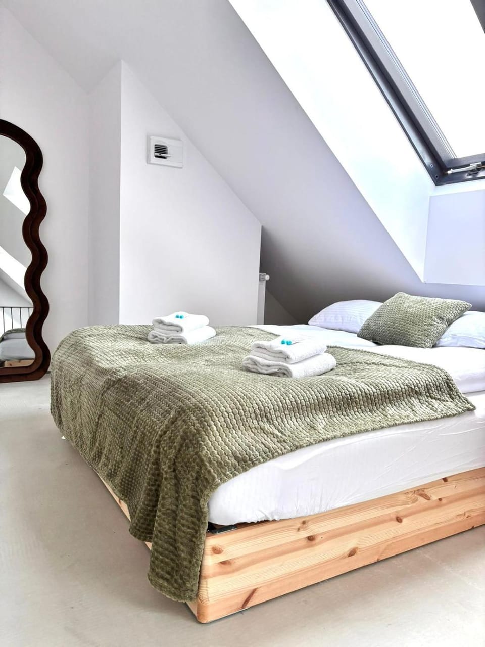 Bed, Photo of the whole room, Bedroom, towels
