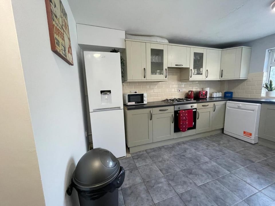 The LFC Red House - Spacious House With 5 Bedrooms, 2 Bathrooms, Street Parking And 1 Minute From The Stadium House in Liverpool