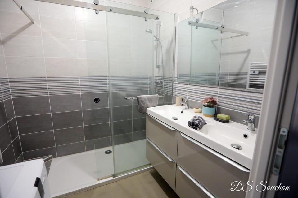 Shower, Bathroom, towels