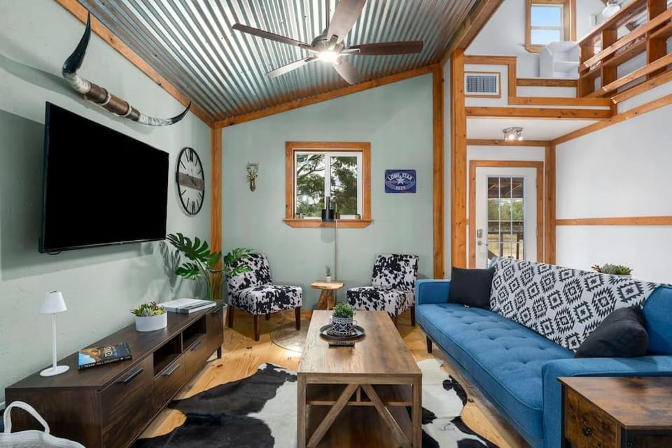 Hollmig Trio - Sleeps 18 Cowboy Pool & 3 Hot Tubs House in Fredericksburg