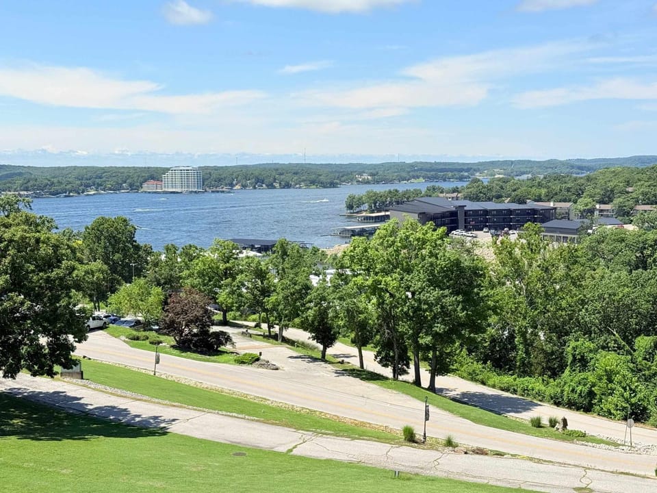 Avila Serenity Suites - For 6 House in Lake of the Ozarks