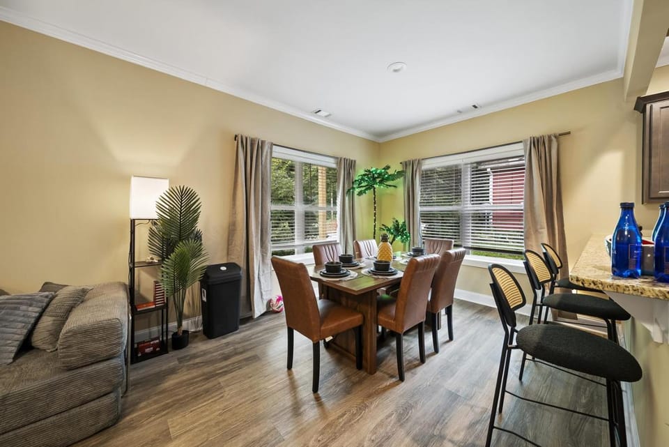 Living room, Seating area, Dining area