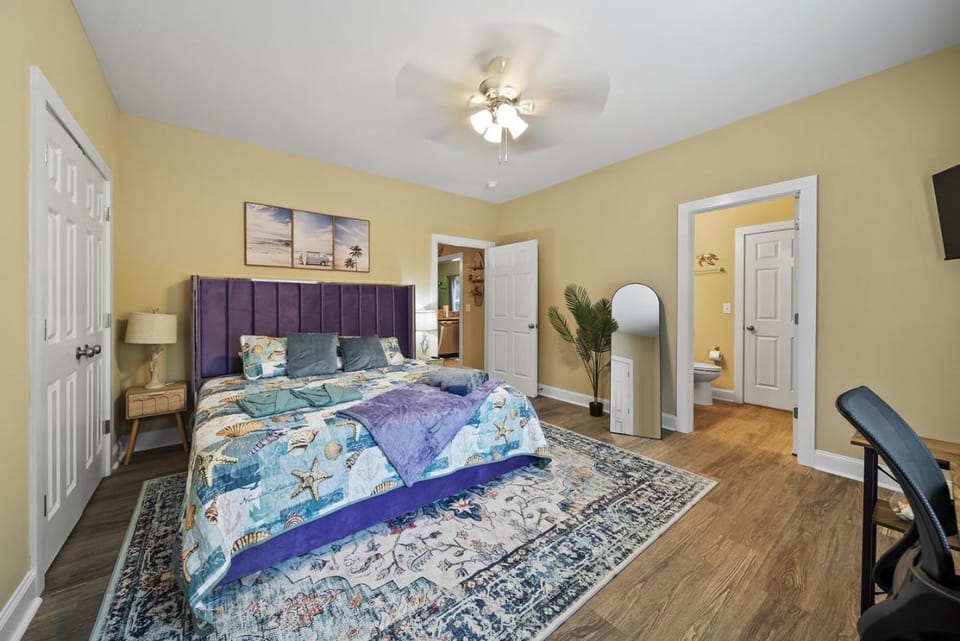 Bed, TV and multimedia, Photo of the whole room, Seating area, Bedroom