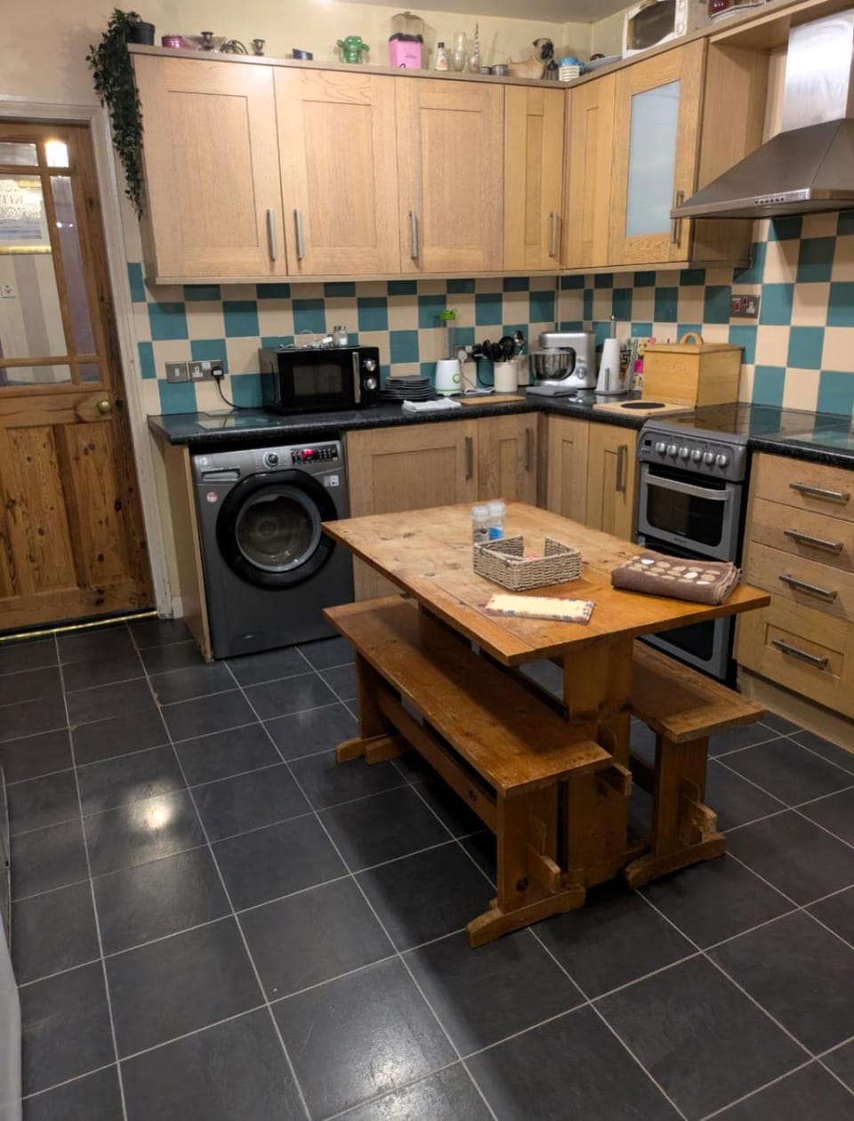 Close to City Center Bungalow walking distance to The Highcross, Abbey Park & Leicester City Long & Short Stays entire apartment own bathroom kitchen & lounge with off road parking LE4 Apartment in Leicester
