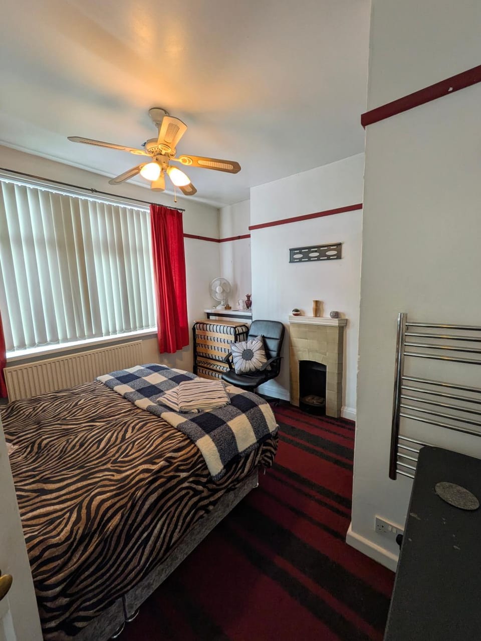 Close to City Center Bungalow walking distance to The Highcross, Abbey Park & Leicester City Long & Short Stays entire apartment own bathroom kitchen & lounge with off road parking LE4 Apartment in Leicester